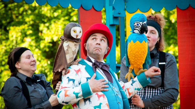 Illyria theatre actors perform Dr Dolittle with bird puppets